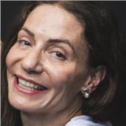Profesora de inglés que imparte clases tanto online como presencial